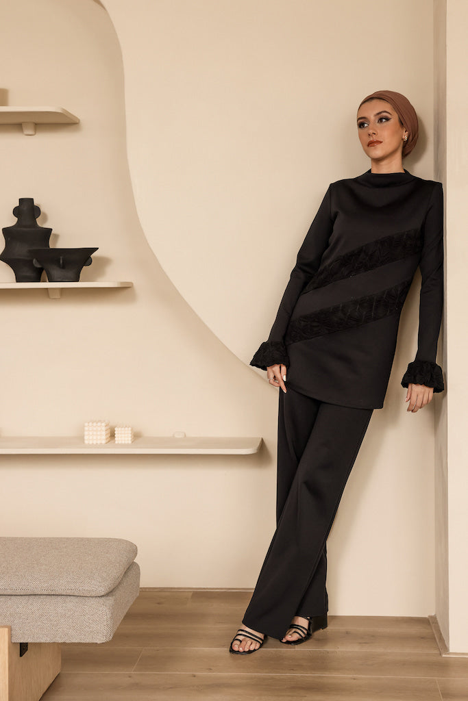 Black blouse with volant sleeves and trousers